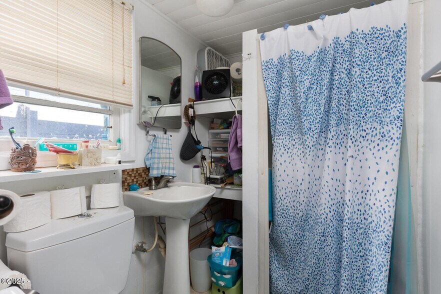 More Photos Of 205 SW Highway 101, Waldport Storefront For Sale