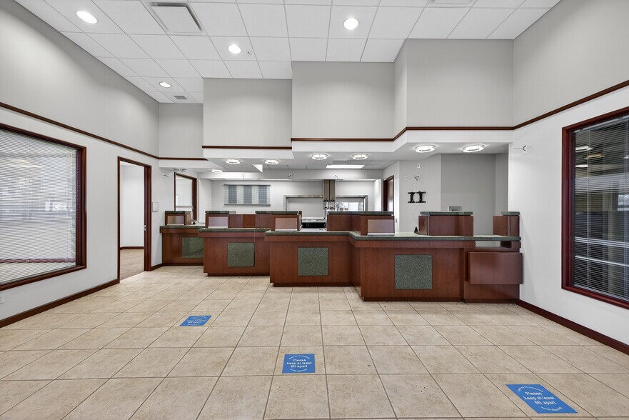 More Photos Of 18031 S Tamiami Trl, Fort Myers Bank For Lease