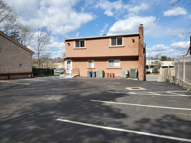 Primary Photo Of 122 Forest Ave, Glen Cove Freestanding For Lease