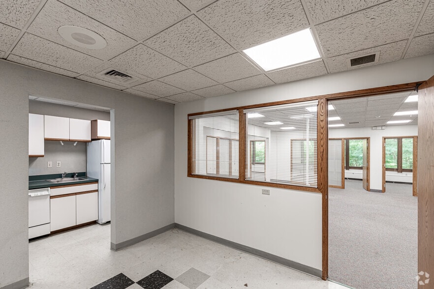 More Photos Of 35 Tower Ln, Avon Medical For Lease