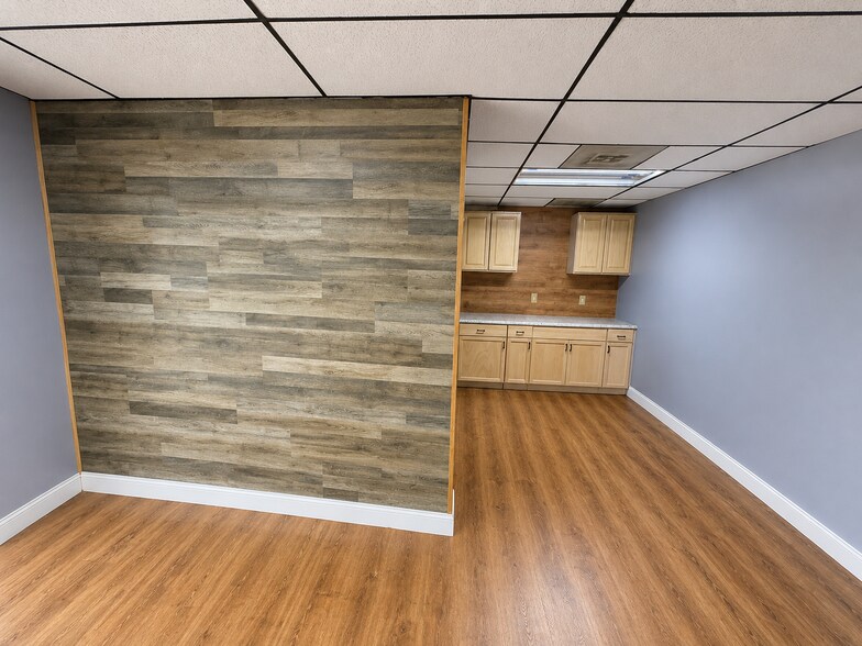More Photos Of 4612 107th Cir N, Clearwater Manufacturing For Lease