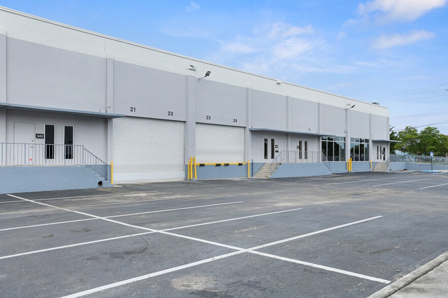 Primary Photo Of 1636 NW 82nd Ave, Doral Warehouse For Lease