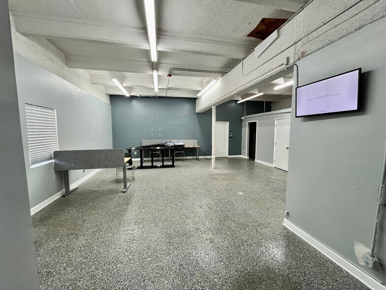 More Photos Of 2000 N Dixie Hwy, Hollywood Light Manufacturing For Lease