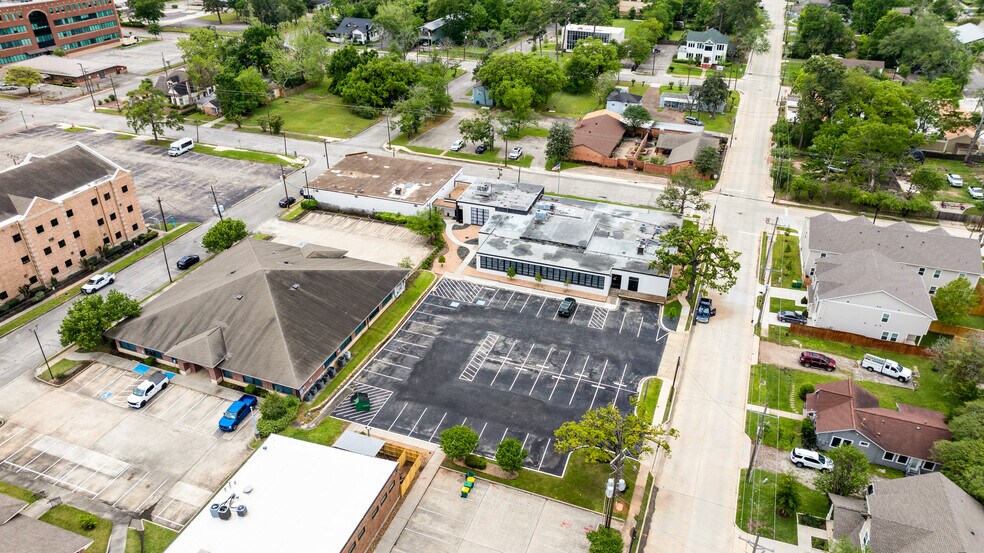 More Photos Of 702 N Thompson St, Conroe Office For Lease