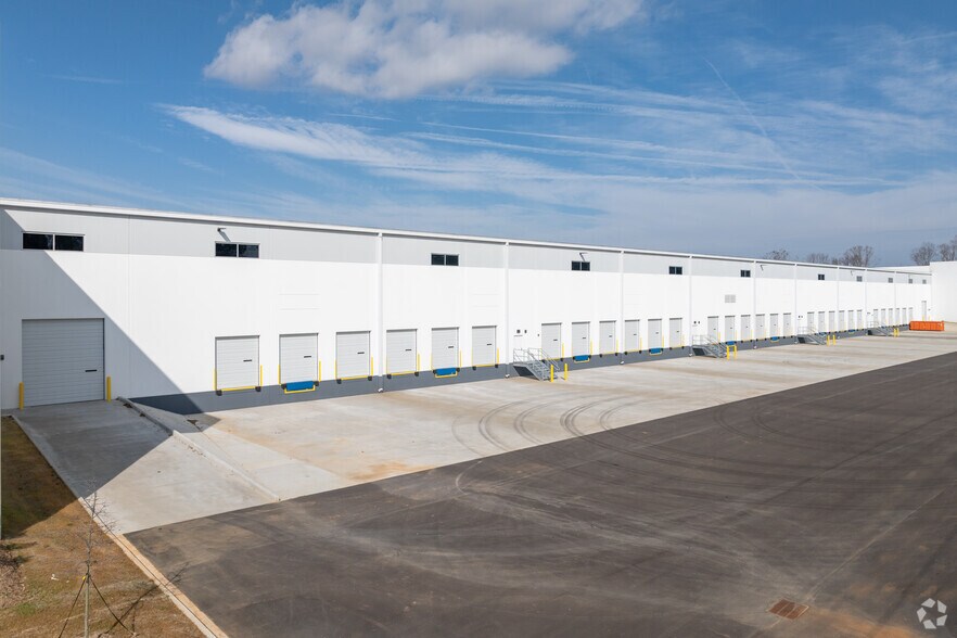 More Photos Of 517 Kings Ridge Dr, Fort Mill Distribution For Lease