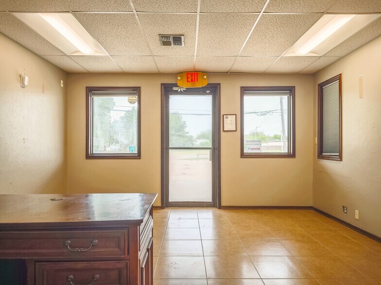 More Photos Of 401 S Ranchwood Blvd, Yukon Flex For Sale