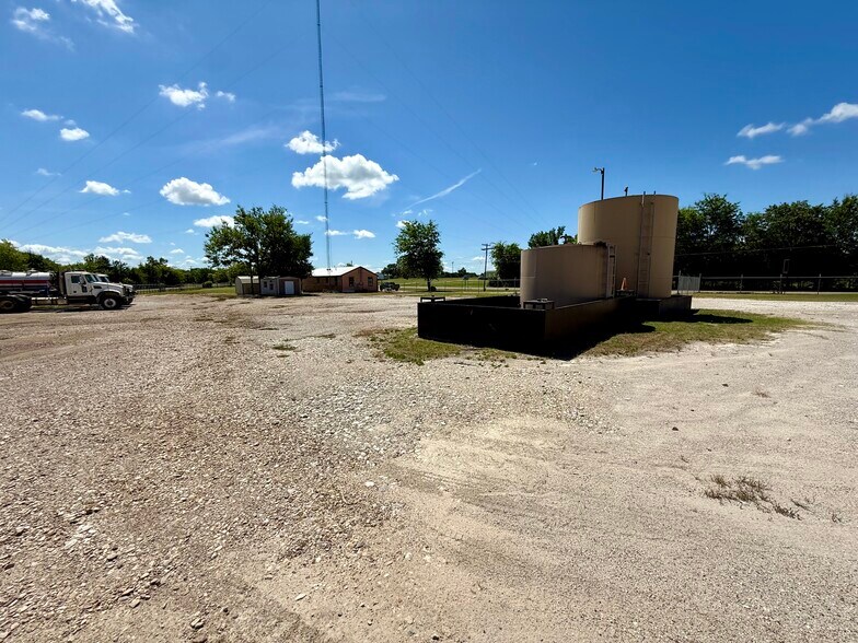 More Photos Of 836 Farm 71 rd, Talco Industrial For Sale