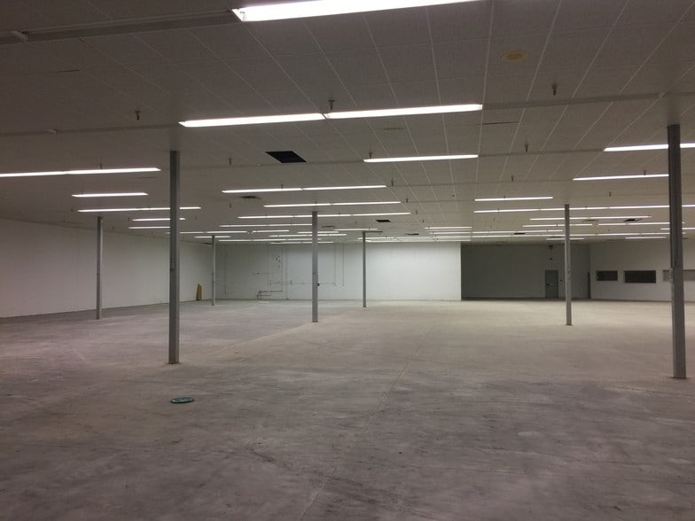 More Photos Of 1556 E Main St, Oak Hill Showroom For Lease