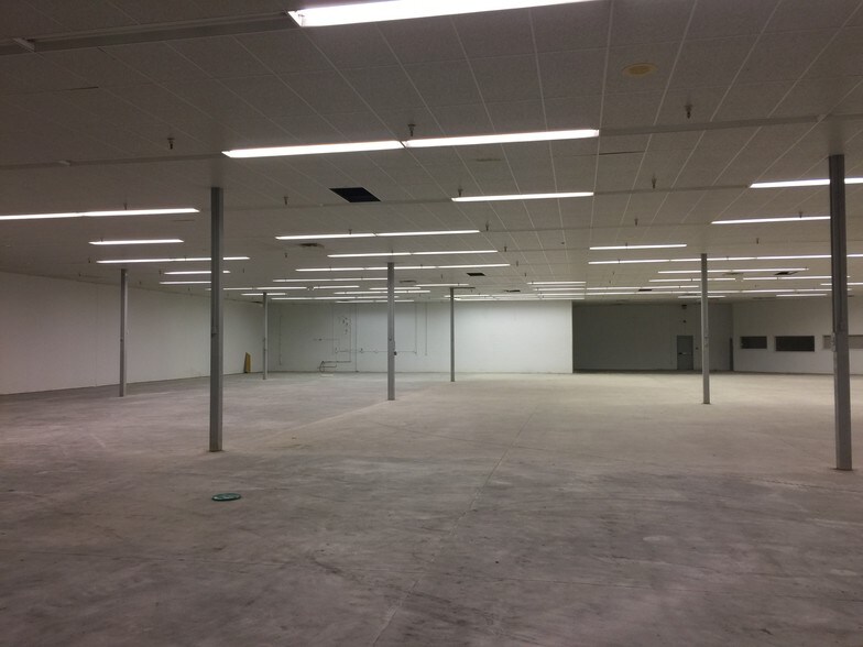 More Photos Of 1556 E Main St, Oak Hill Showroom For Sale
