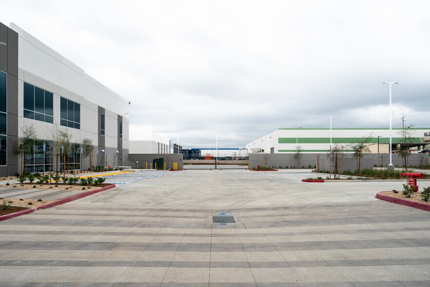 More Photos Of 3071 E Coronado St, Anaheim Warehouse For Lease