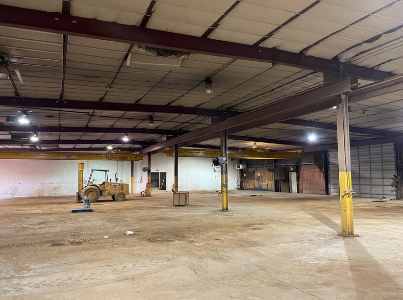 More Photos Of 413 S Eastman Rd, Longview Warehouse For Lease