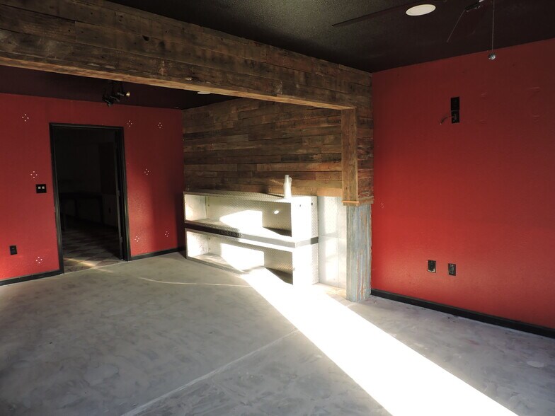 More Photos Of 920 W Mason St, Mabank Manufacturing For Sale