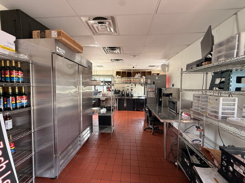 More Photos Of 7411 103rd St, Jacksonville Fast Food For Lease