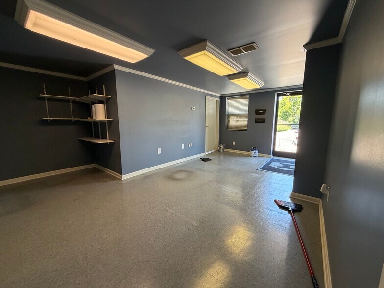 More Photos Of 819 Porter Pl, Lexington Warehouse For Lease