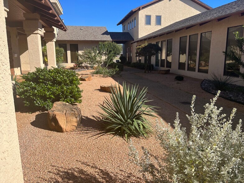 More Photos Of 1215 E South 11th St, Abilene Office For Lease