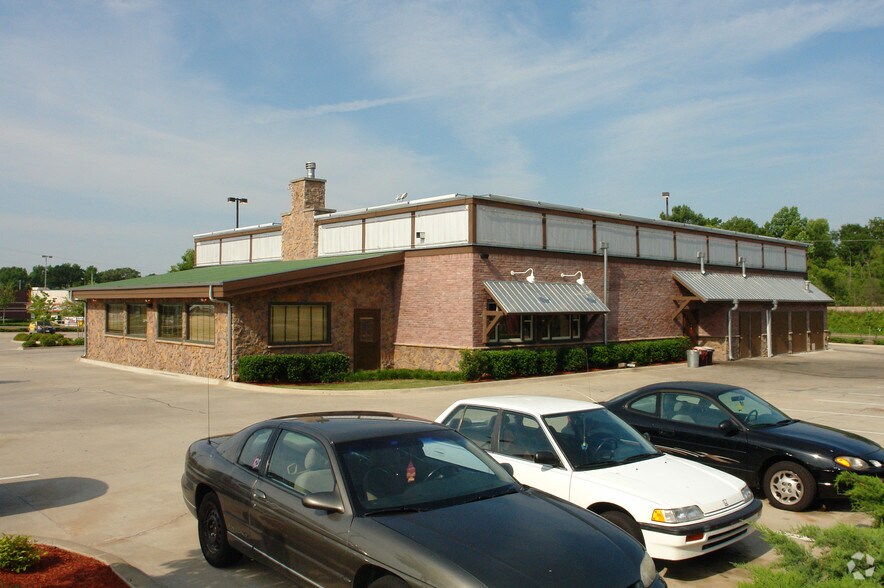 More Photos Of 600 E County Line Rd, Ridgeland Restaurant For Lease