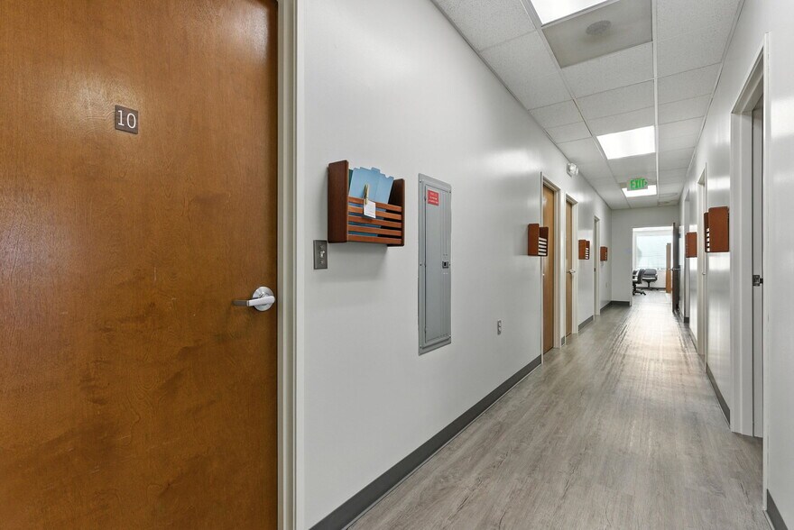 More Photos Of 400 NE Roberts Ave, Gresham Medical For Sale