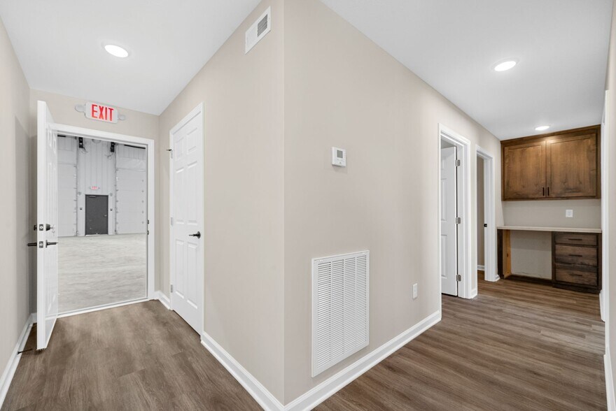 More Photos Of 1400 Dover Rd, Clarksville Showroom For Lease