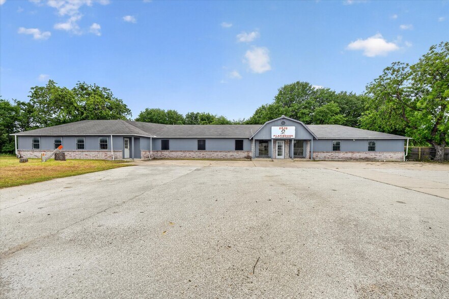 More Photos Of 936 E Highway 199, Springtown Freestanding For Sale