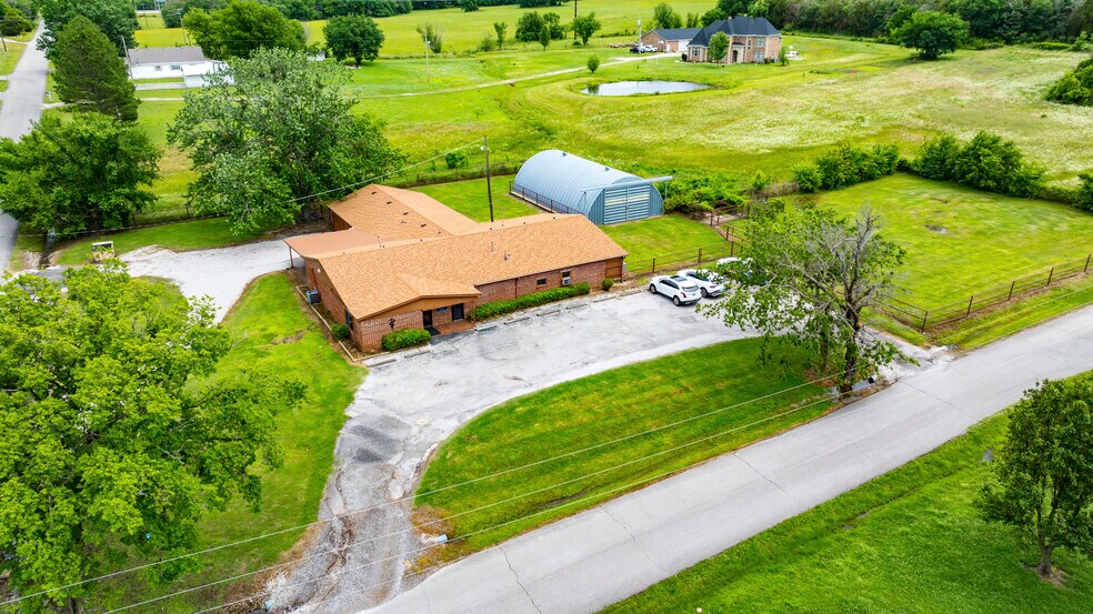 More Photos Of 1404 S B St, Henryetta Veterinarian Kennel For Sale
