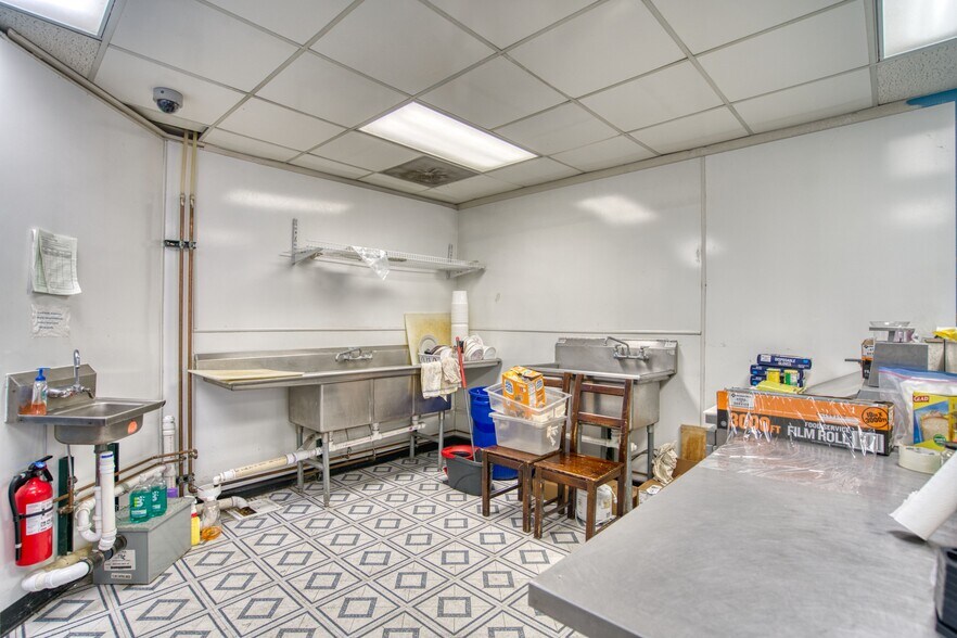 More Photos Of 900 Coffman St, Longmont General Retail For Lease