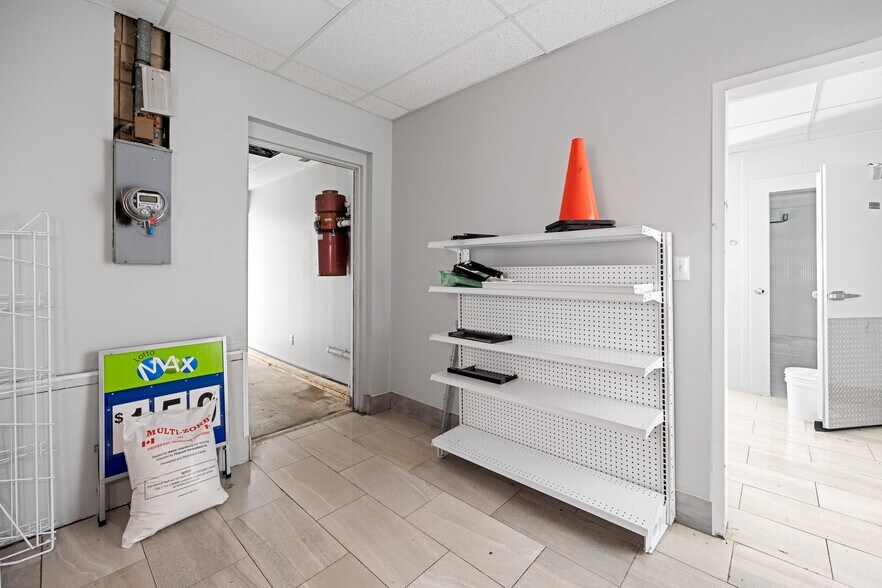 More Photos Of 33 Oak St E, Leamington Convenience Store For Sale