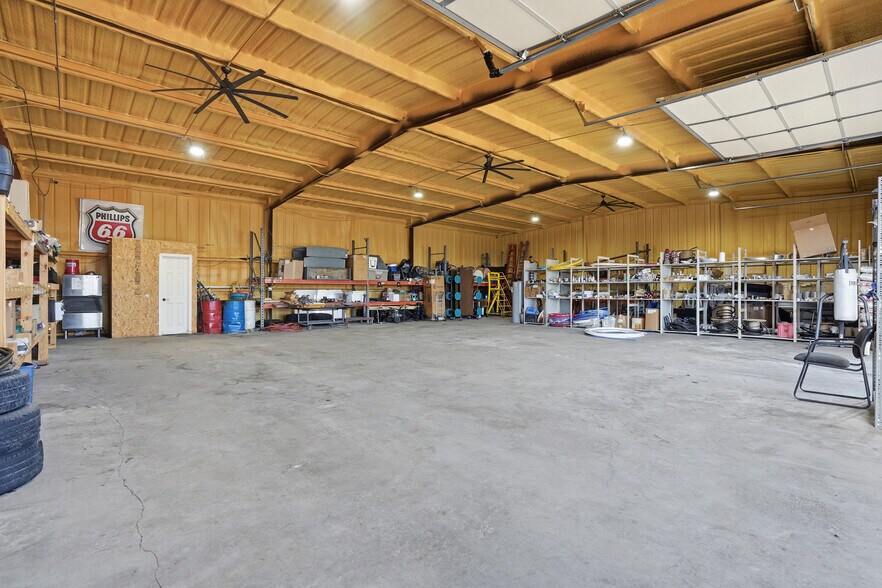 More Photos Of 2550 W US Highway 377, Granbury Flex For Sale