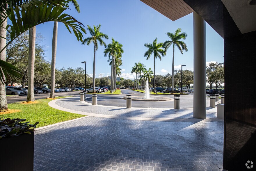 More Photos Of 8100 Oak Ln, Miami Lakes Office For Lease