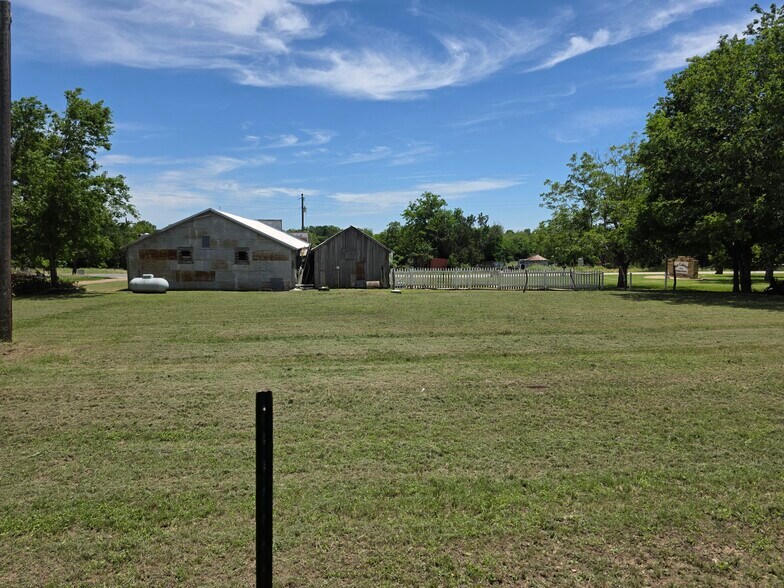 More Photos Of 110 County Road 421, Thorndale Freestanding For Sale