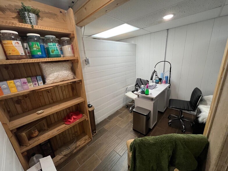 More Photos Of 208 W Main St, Mountain View General Retail For Sale