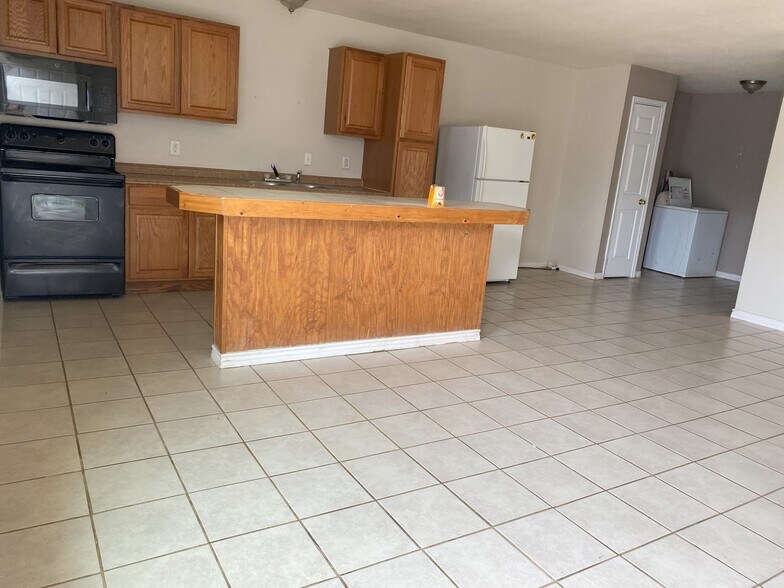 More Photos Of 119 S Commerce St, Dilley Storefront Retail Residential For Sale