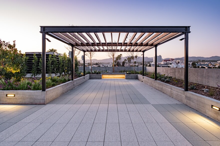 More Photos Of 1650 Euclid St, Santa Monica Office For Sale