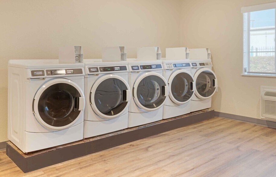More Photos Of 7212 Eastpoint Blvd, Baytown Hotel For Sale