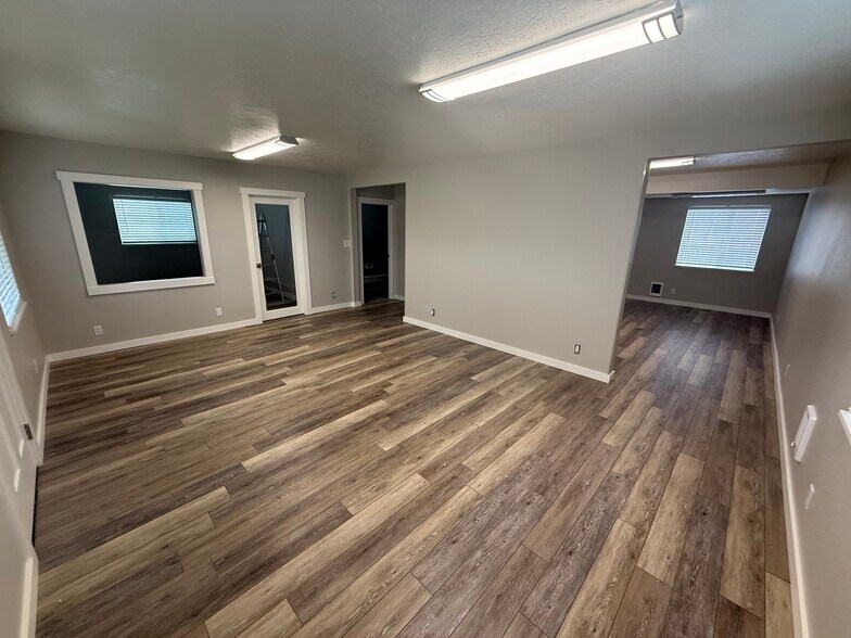 More Photos Of 490 N Pine St, Canby Service For Lease