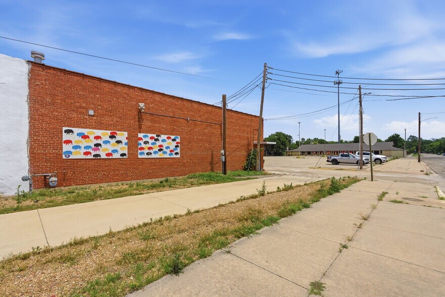 More Photos Of 302 N Main St, Newton Office Residential For Sale