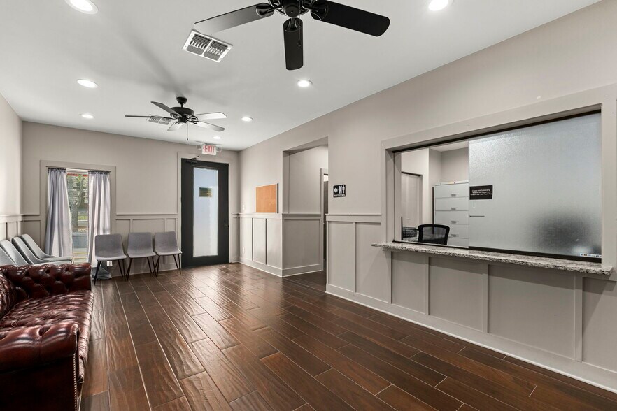 More Photos Of 9518 Tioga Dr, San Antonio Office For Sale
