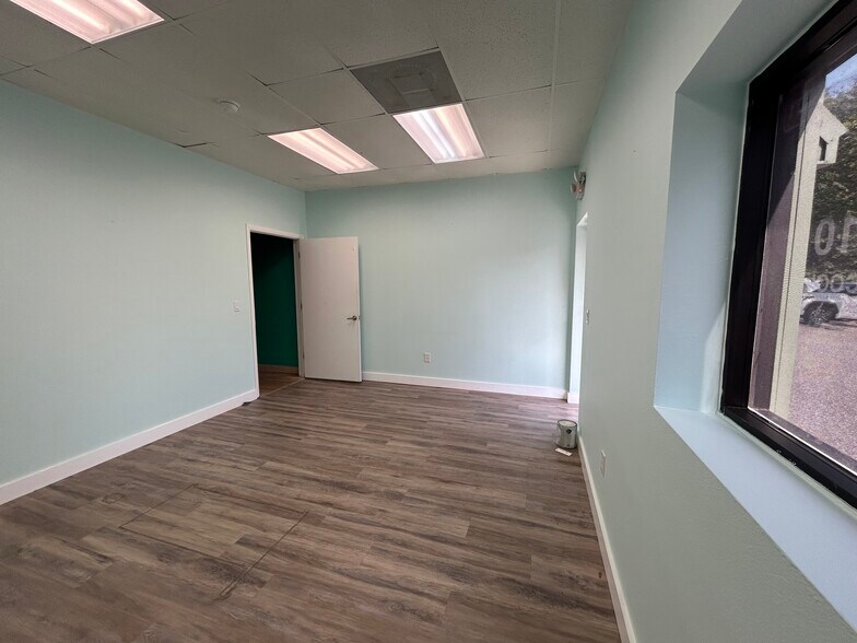 More Photos Of 2552-2558 Merchant Ave, Odessa Warehouse For Lease