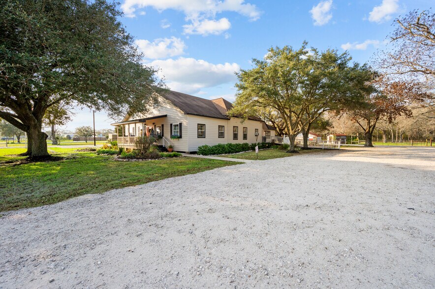 More Photos Of 4319 N FM 565 Rd, Mont Belvieu Coworking Space