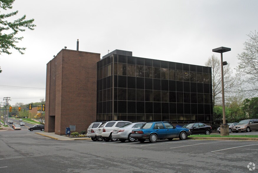 More Photos Of 374 Maple Ave E, Vienna Office For Lease