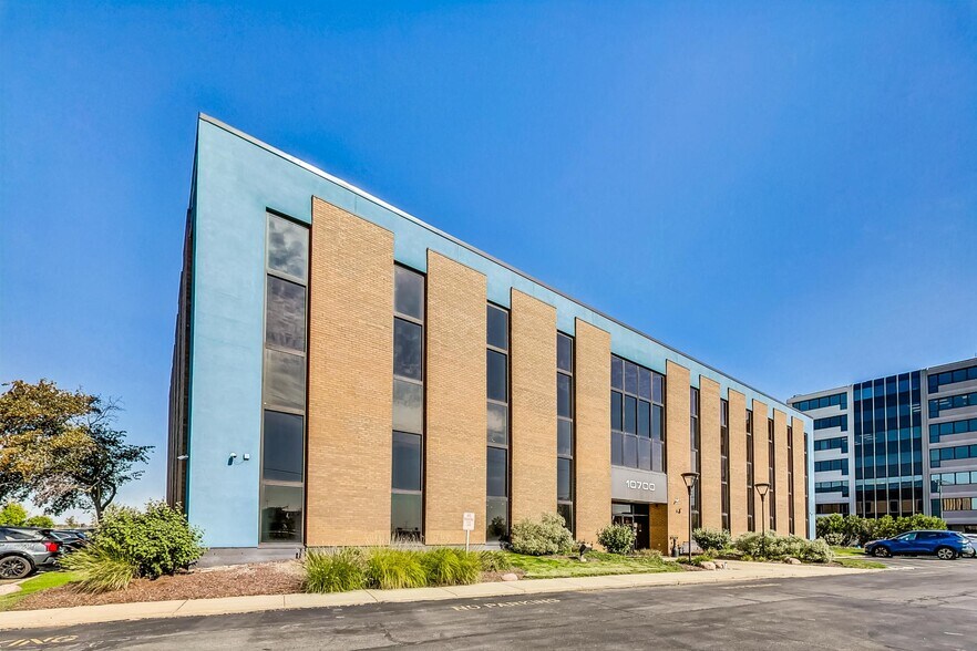 More Photos Of 10700 W Higgins Rd, Rosemont Office For Sale