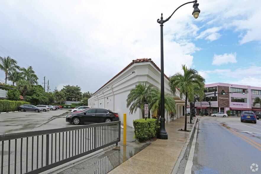More Photos Of 200-210 Worth Ave, Palm Beach Freestanding For Lease