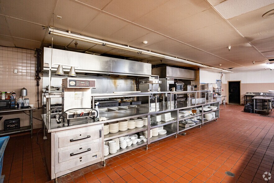 More Photos Of 2910 Fort Campbell Blvd, Hopkinsville Hotel For Sale