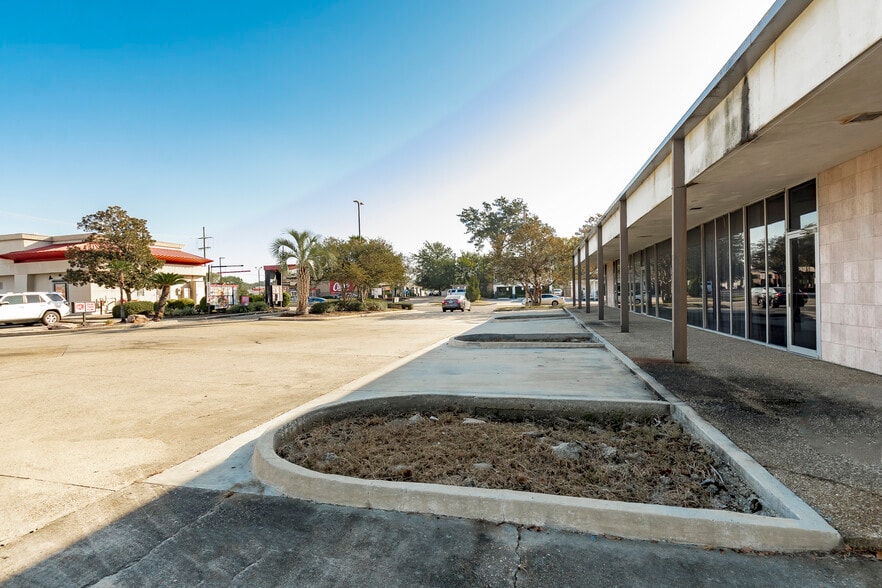 More Photos Of 4950 Government St, Baton Rouge General Retail For Sale