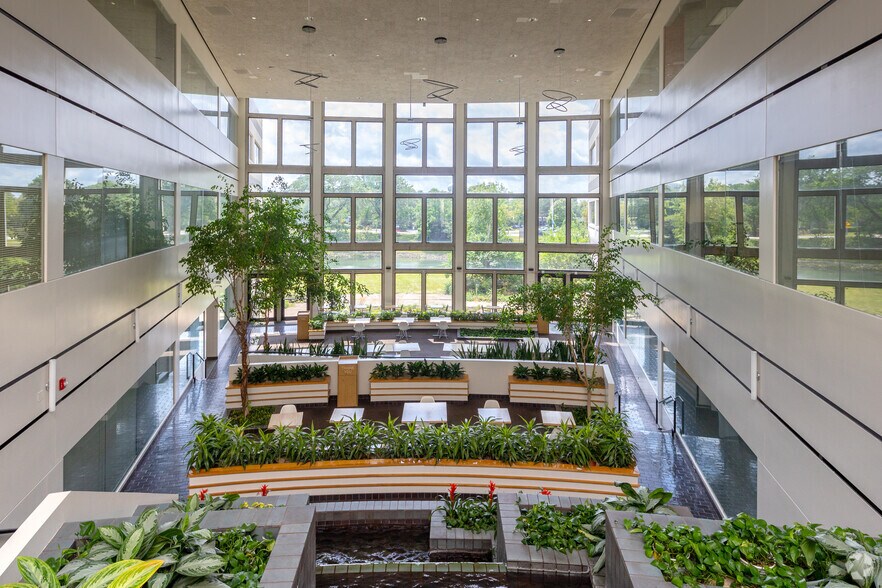 More Photos Of 387 Shuman Blvd, Naperville Medical For Lease