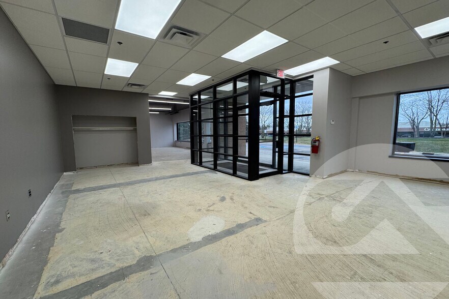 More Photos Of 39340 Country Club Dr, Farmington Hills Light Manufacturing For Lease