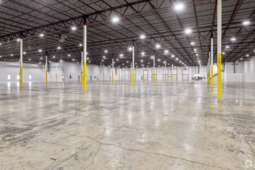 More Photos Of 10901 Hampshire Ave S, Bloomington Warehouse For Lease