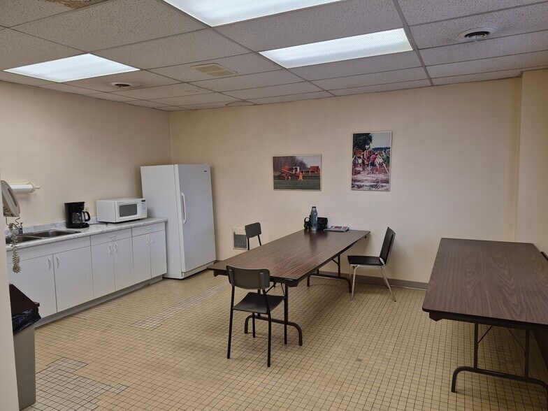 More Photos Of 280 Centre St, Petrolia Manufacturing For Lease