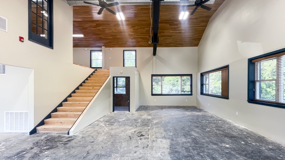 More Photos Of 554 Main St, Oakville Storefront Retail Office For Lease