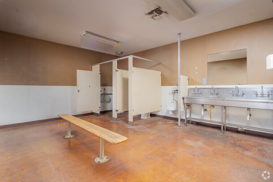 More Photos Of 1391 County Road 429, Pleasanton Warehouse For Sale