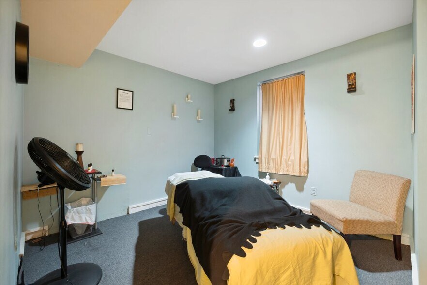 More Photos Of 519-521 N Charles St, Baltimore Office For Sale